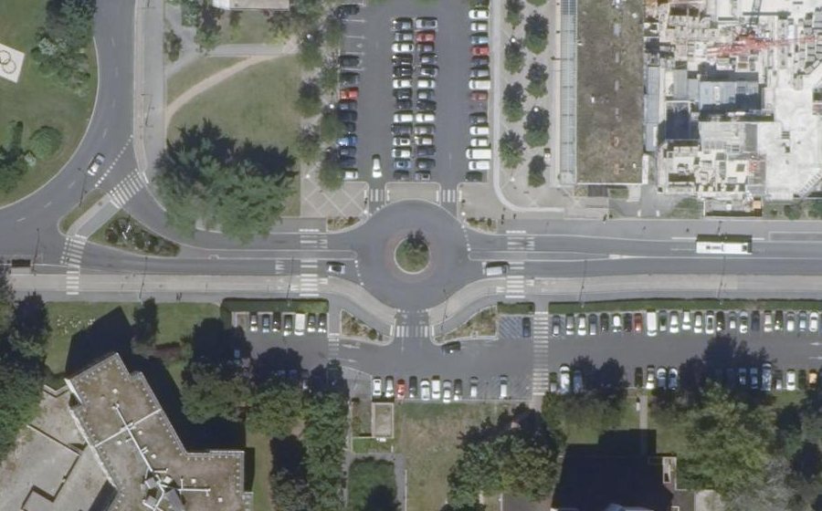 Vue aérienne du Rond-point anonyme n°38911463