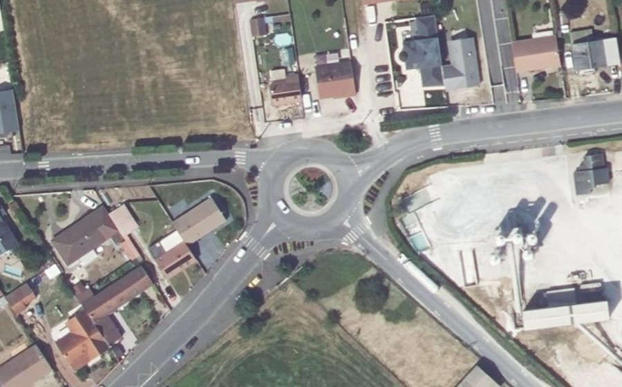 Vue aérienne du Rond-point anonyme n°38912767