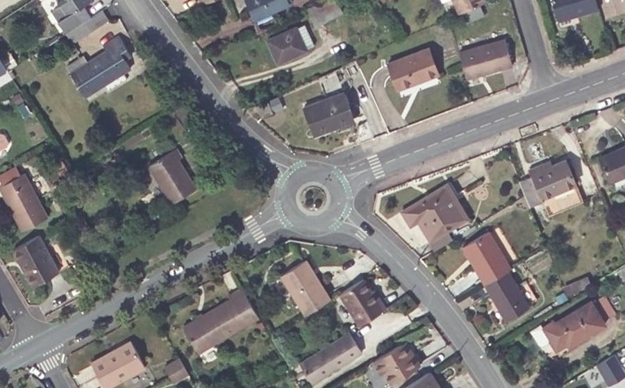 Vue aérienne du Rond-point anonyme n°38919589