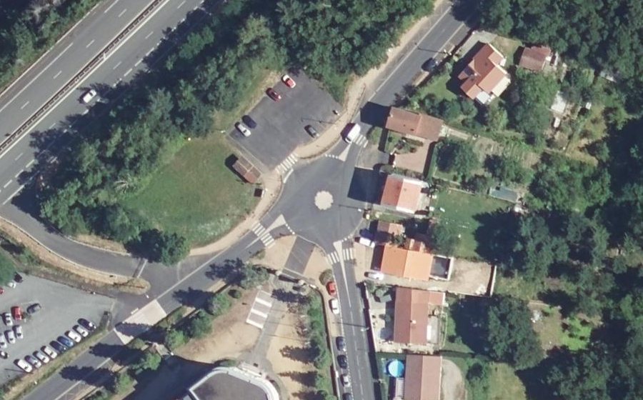 Vue aérienne du Rond-point anonyme n°389240894