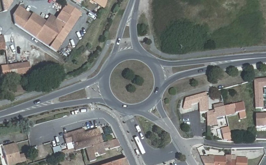 Vue aérienne du Rond-point anonyme n°38927916