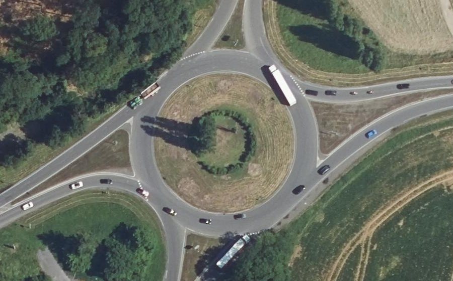 Vue aérienne du Rond-point anonyme n°38936619