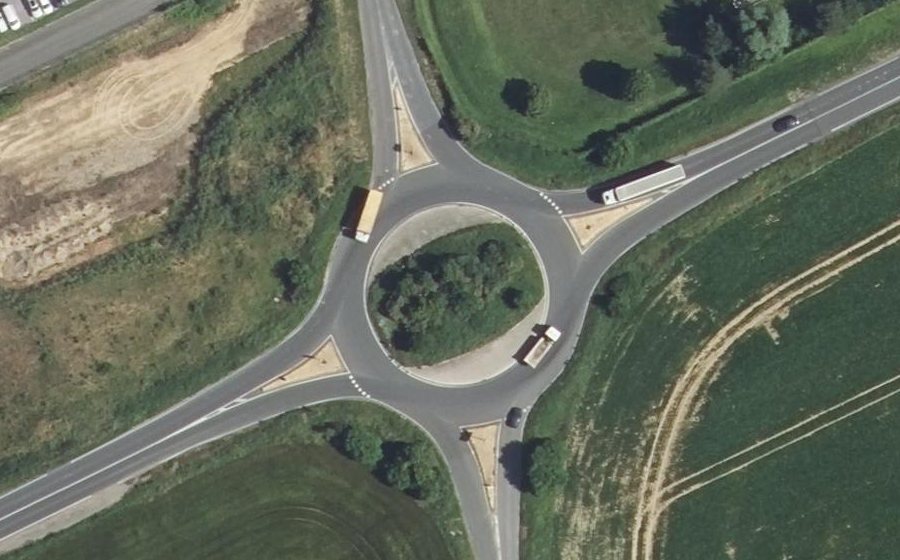 Vue aérienne du Rond-point anonyme n°38936620