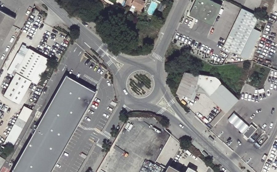 Vue aérienne du Rond-point anonyme n°38938613
