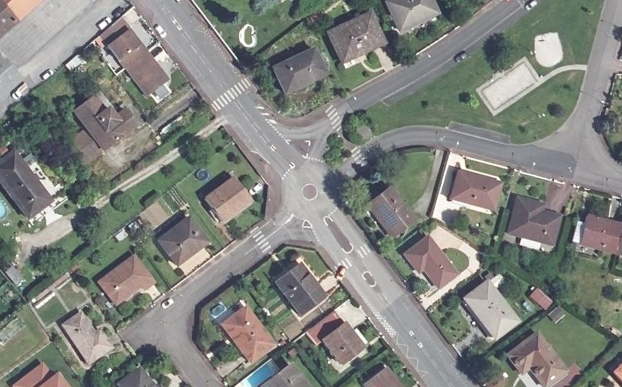 Vue aérienne du Rond-point anonyme n°389436321