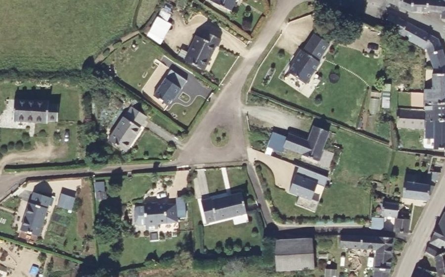 Vue aérienne du Rond-point anonyme n°389437326