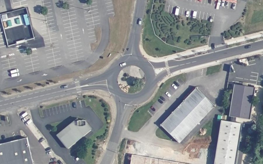 Vue aérienne du Rond-point anonyme n°38956729
