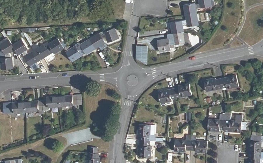 Vue aérienne du Rond-point anonyme n°389621560