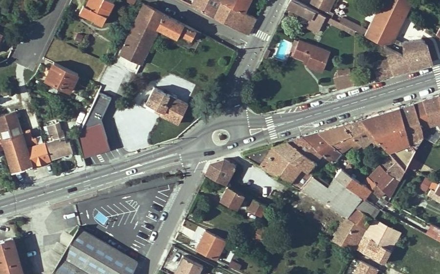 Vue aérienne du Rond-point anonyme n°38963255