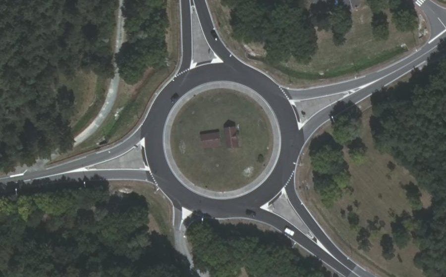 Vue aérienne du Rond-point anonyme n°38967441