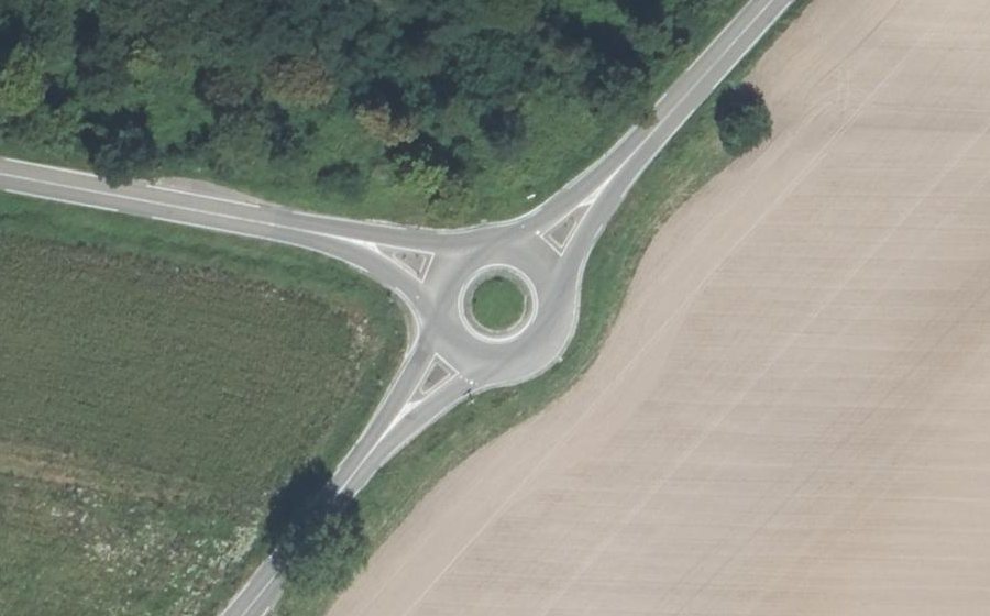 Vue aérienne du Rond-point anonyme n°389775349