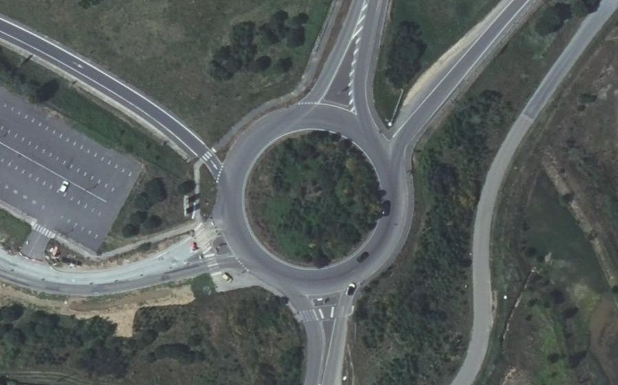 Vue aérienne du Rond-point anonyme n°389839779