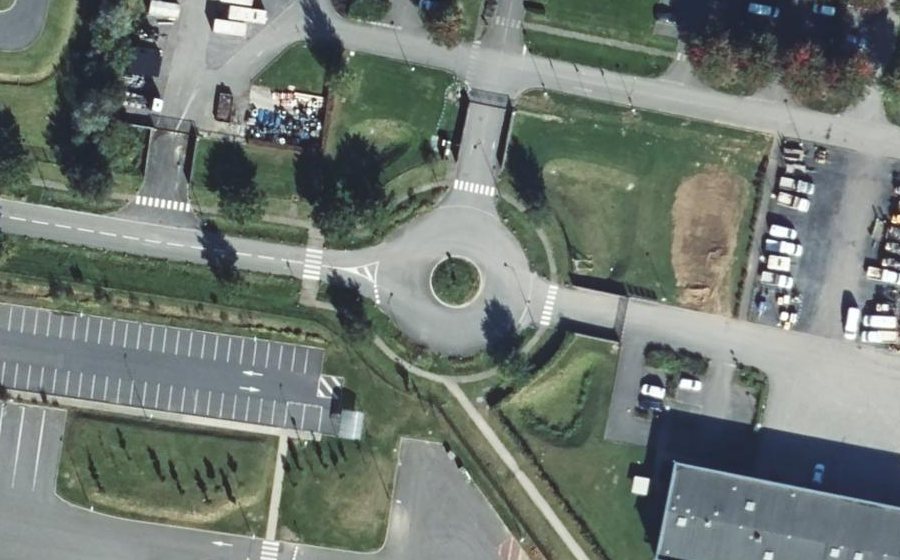 Vue aérienne du Rond-point anonyme n°389870470