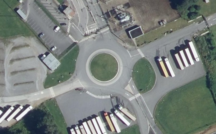 Vue aérienne du Rond-point anonyme n°389881570