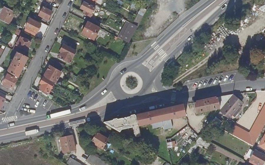 Vue aérienne du Rond-point anonyme n°389904980