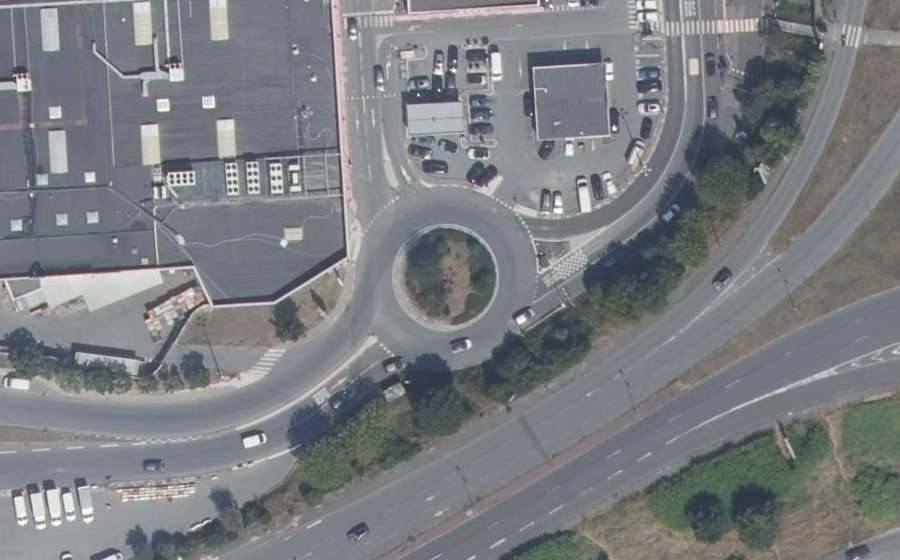 Vue aérienne du Rond-point anonyme n°390043210