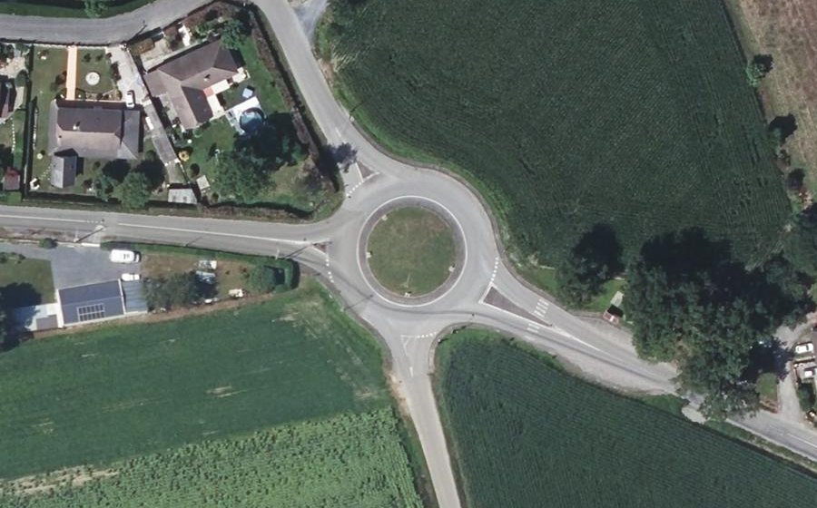 Vue aérienne du Rond-point anonyme n°39011731