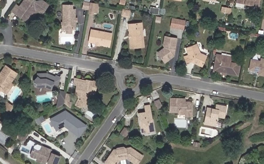 Vue aérienne du Rond-point anonyme n°390134193