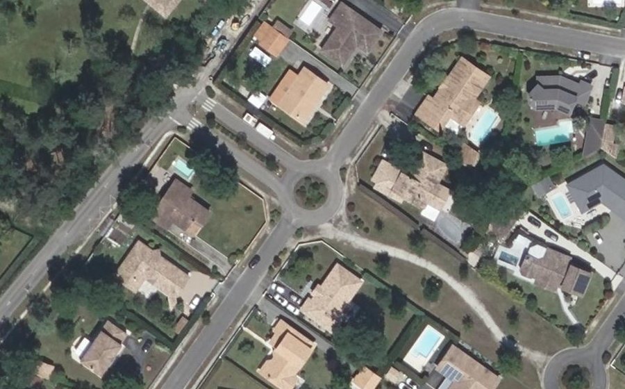 Vue aérienne du Rond-point anonyme n°390134194