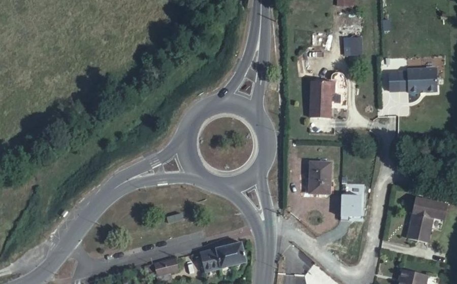 Vue aérienne du Rond-point anonyme n°390205823
