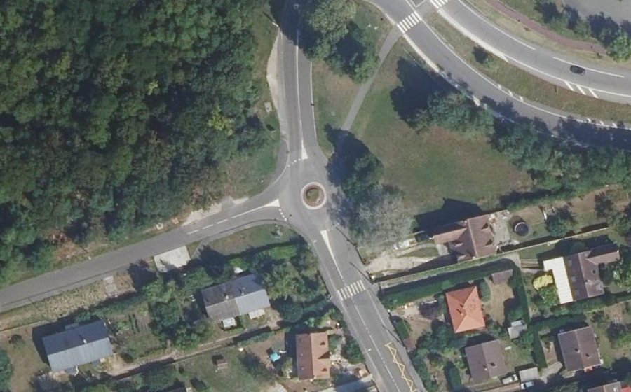 Vue aérienne du Rond-point anonyme n°39024828