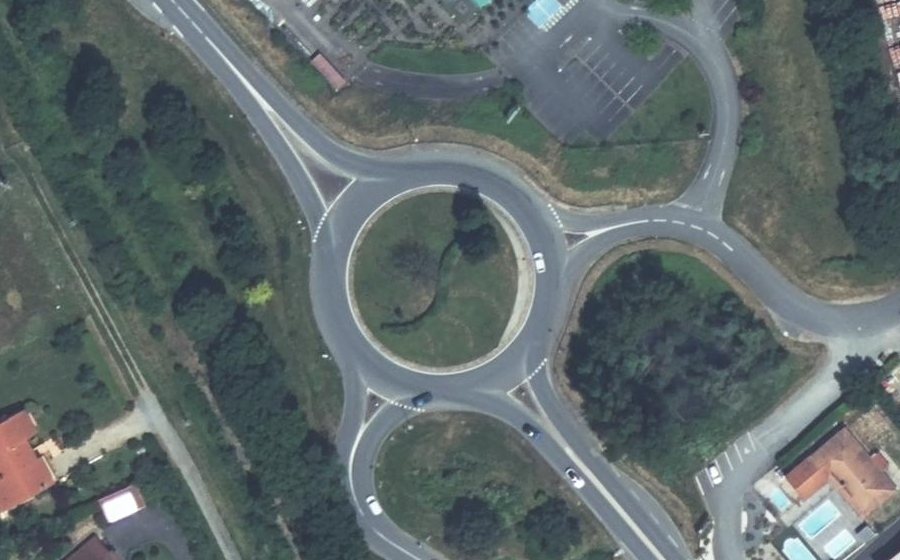 Vue aérienne du Rond-point anonyme n°39027155