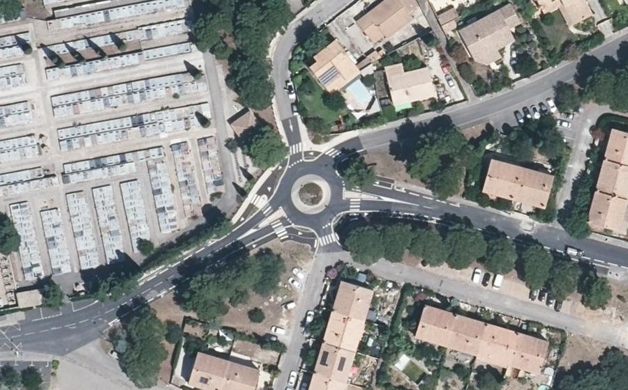 Vue aérienne du Rond-point anonyme n°390458842