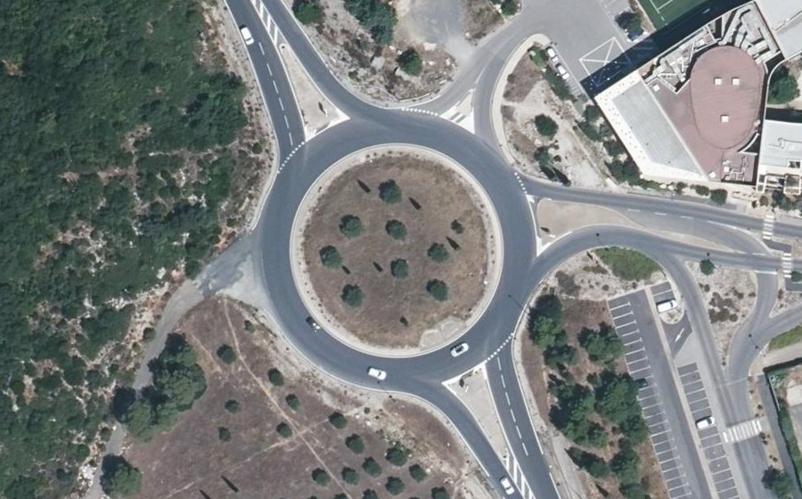 Vue aérienne du Rond-point anonyme n°390458864