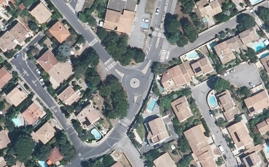 Vue aérienne du Rond-point anonyme n°390458865