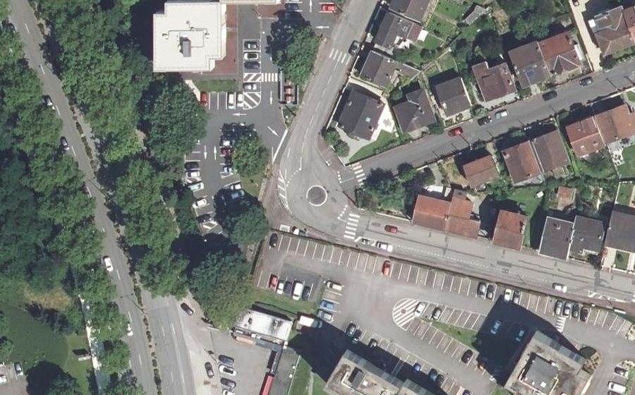 Vue aérienne du Rond-point anonyme n°390470130