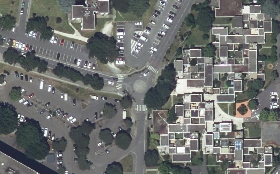 Vue aérienne du Rond-point anonyme n°390473647