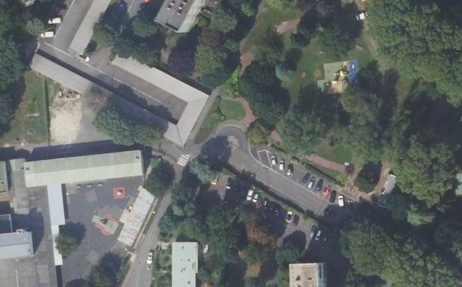 Vue aérienne du Rond-point anonyme n°390624178