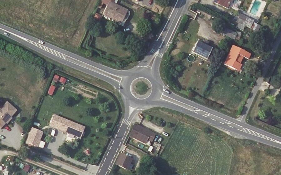 Vue aérienne du Rond-point anonyme n°390629454