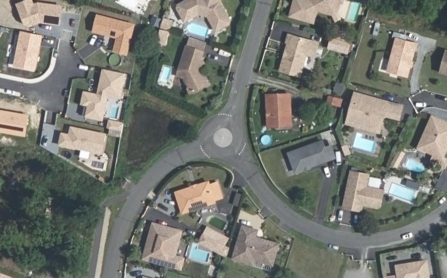 Vue aérienne du Rond-point anonyme n°390643851