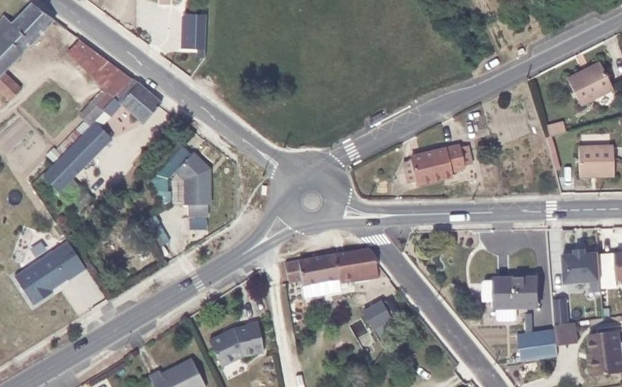 Vue aérienne du Rond-point anonyme n°39069269