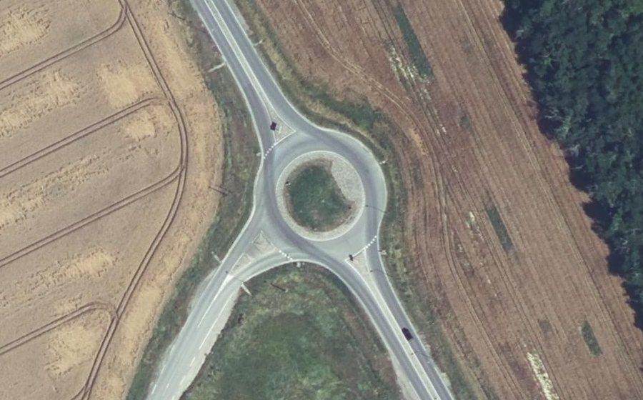 Vue aérienne du Rond-point anonyme n°390823060