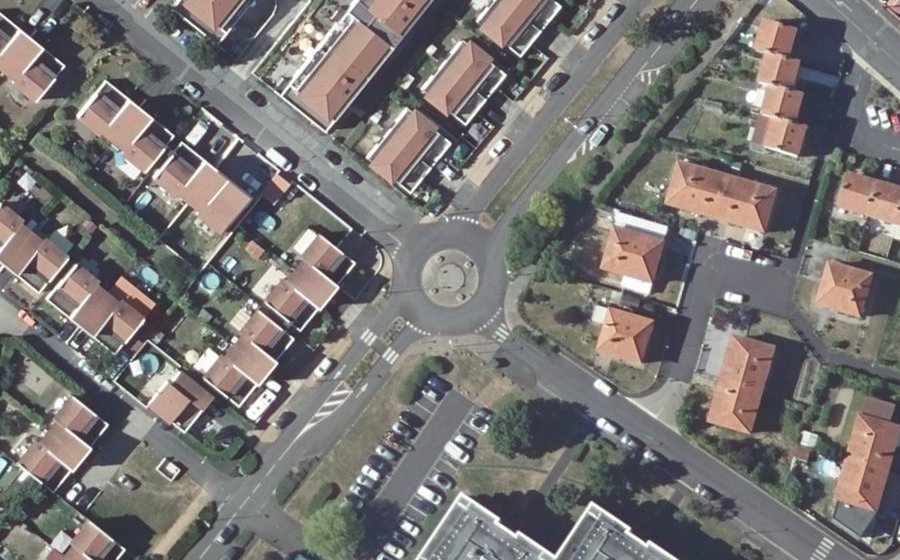 Vue aérienne du Rond-point anonyme n°390846551