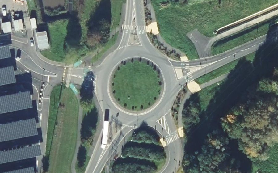Vue aérienne du Rond-point anonyme n°390856679