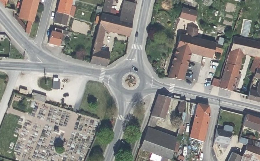 Vue aérienne du Rond-point anonyme n°39085771