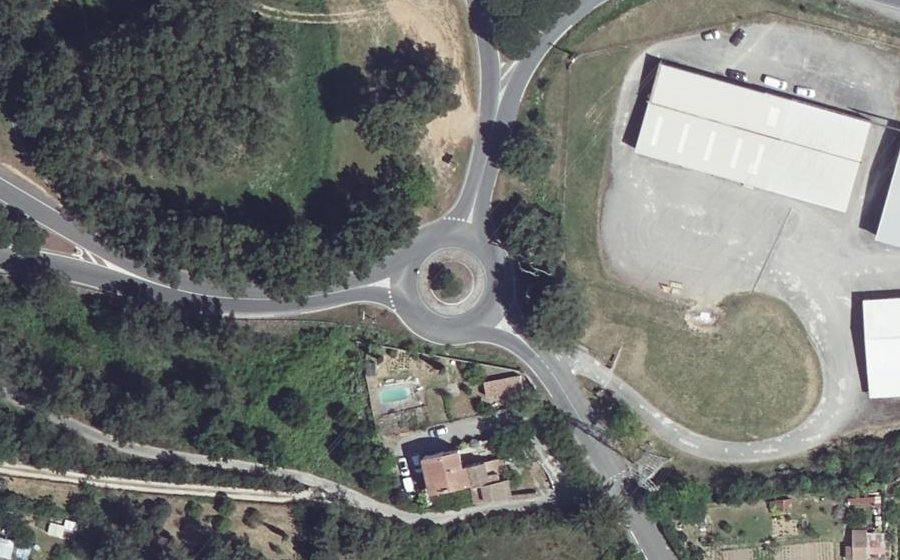 Vue aérienne du Rond-point anonyme n°39087025