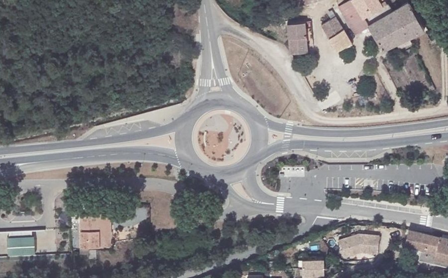 Vue aérienne du Rond-point anonyme n°390880493