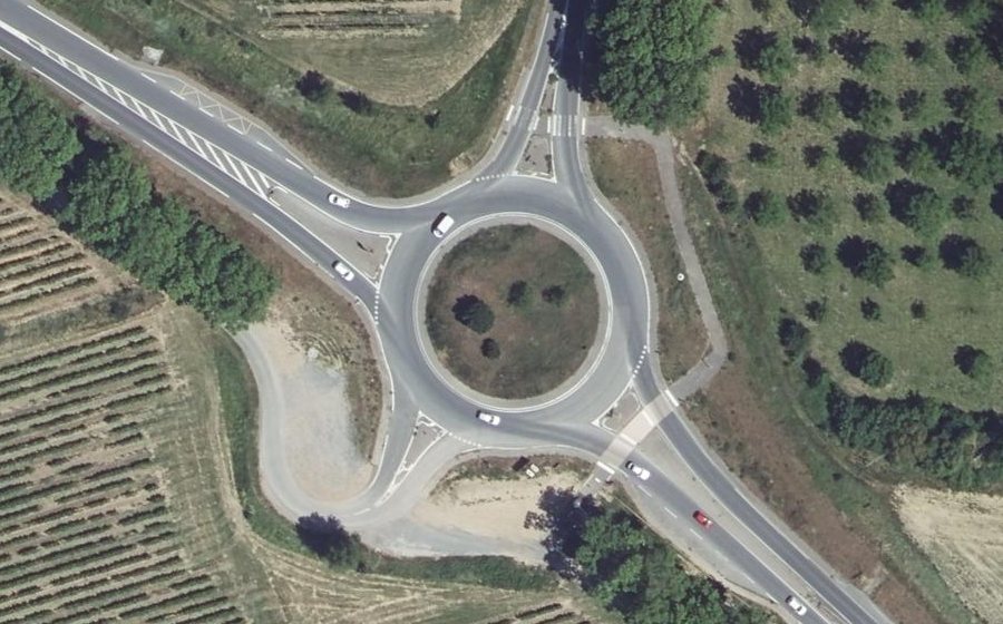 Vue aérienne du Rond-point anonyme n°39088347