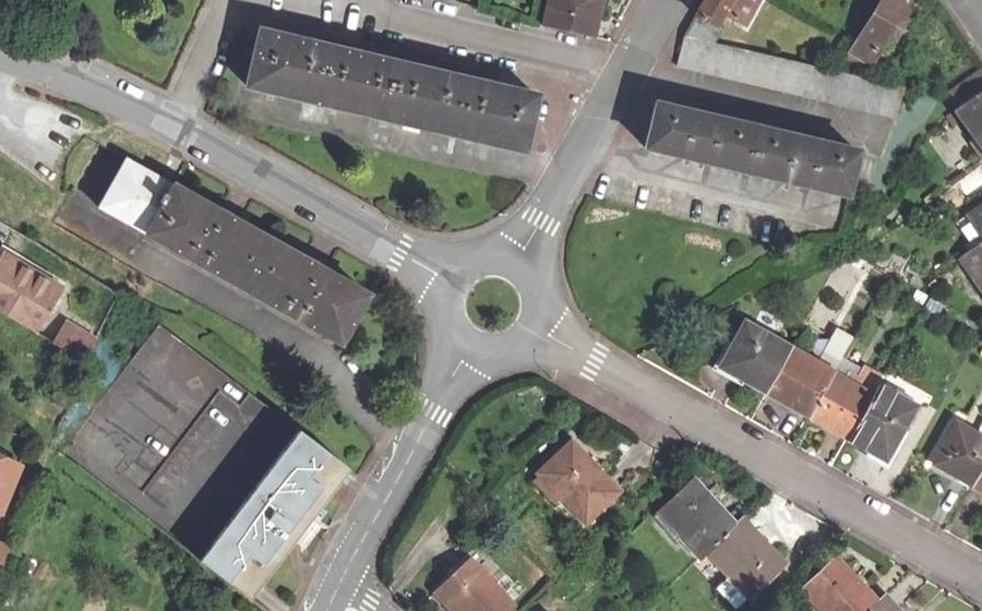 Vue aérienne du Rond-point anonyme n°390886802