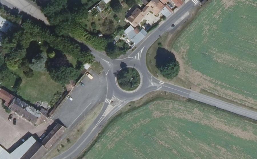 Vue aérienne du Rond-point anonyme n°391045831