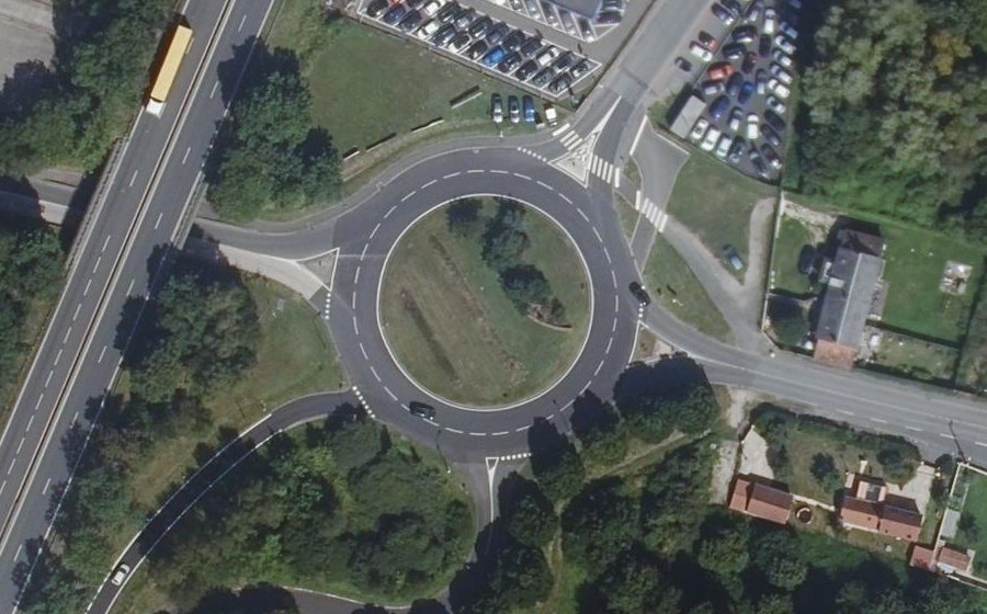 Vue aérienne du Rond-point anonyme n°391046227