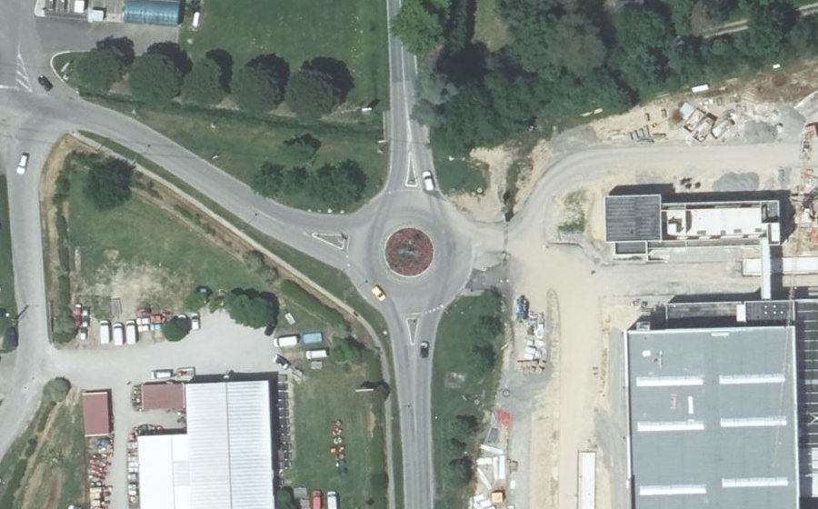 Vue aérienne du Rond-point anonyme n°391137891
