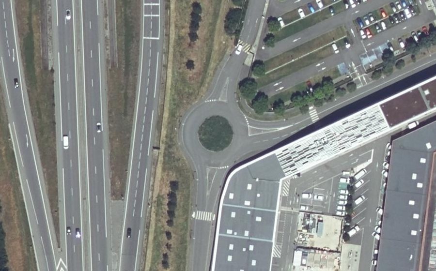 Vue aérienne du Rond-point anonyme n°391170833