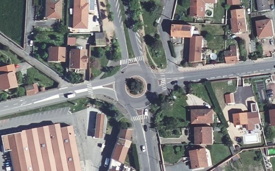 Vue aérienne du Rond-point anonyme n°39118624