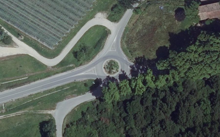 Vue aérienne du Rond-point anonyme n°391230929