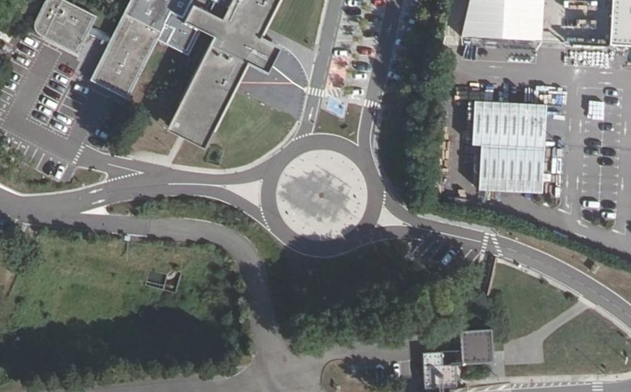 Vue aérienne du Rond-point anonyme n°391355728